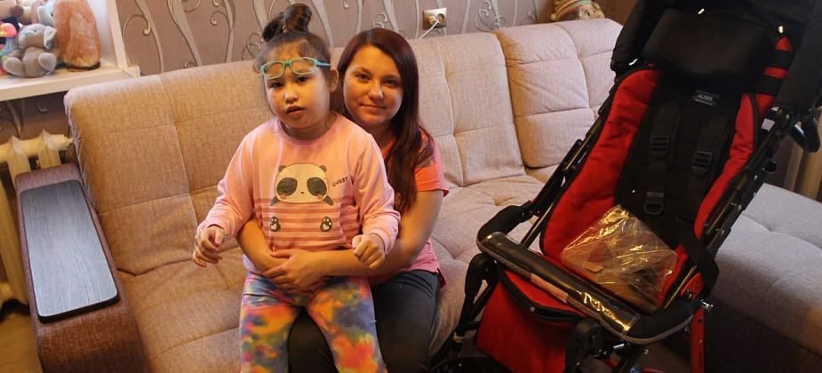 Отдел социального служения Серовской епархии подарил специальную коляску девочке с ДЦП из Краснотурьинска: "Семья будет на попечении"