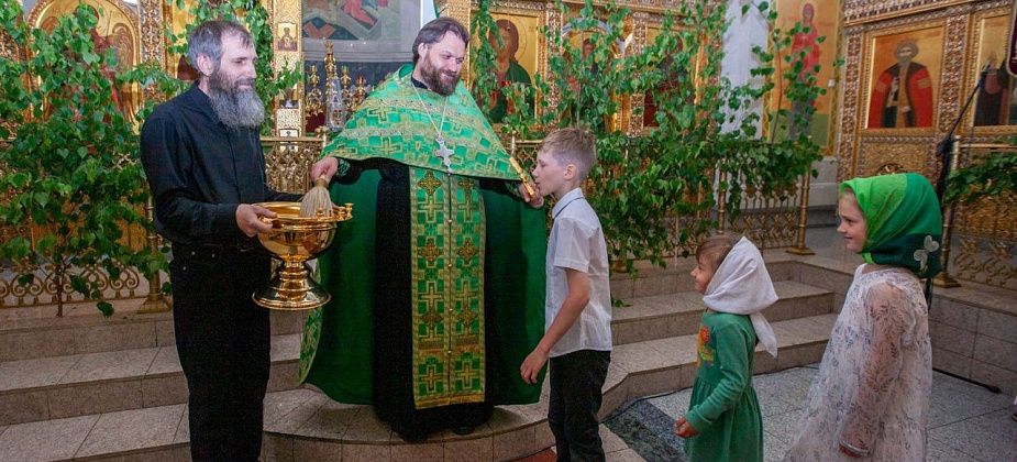 Собор украсили зеленью 