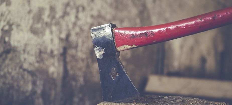 В Краснотурьинске пенсионера обвиняют в убийстве соседа топором