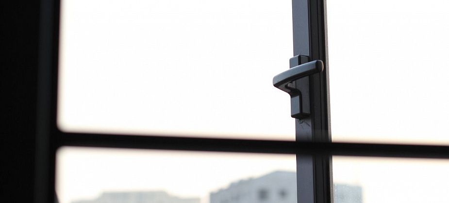 «Уболтал, а я и согласилась»: еще одной горожанке "отремонтировали" окна за большие деньги