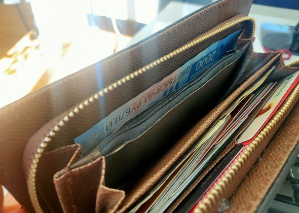 Горожанка похитила пять тысяч из кошелька, найденного в обувном магазине