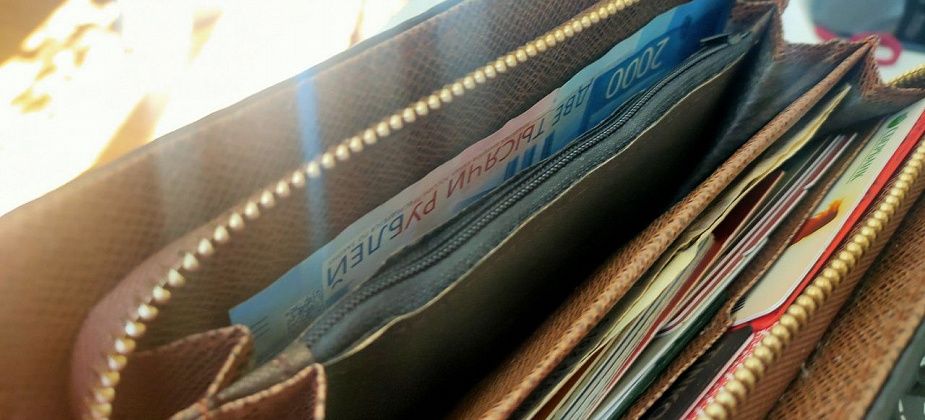 Горожанка похитила пять тысяч из кошелька, найденного в обувном магазине