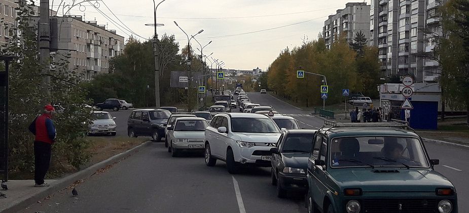 В Краснотурьинске перед переездом скопилась гигантская пробка