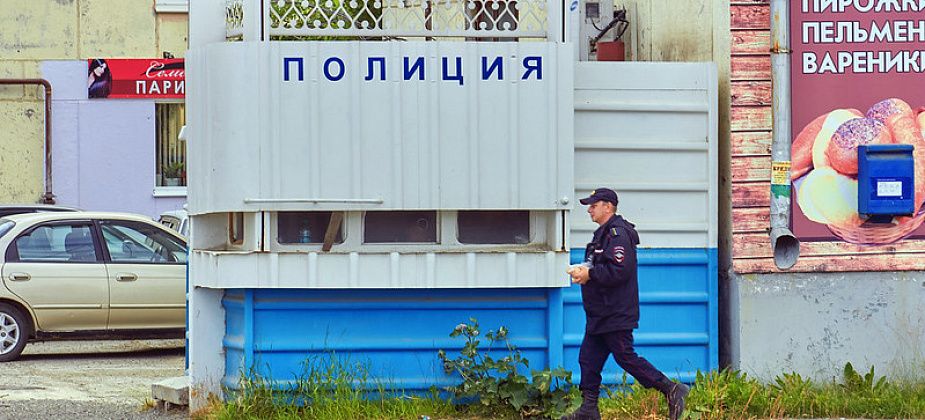 Масочный режим не для всех? Горожанин обвиняет полицейских в работе без масок