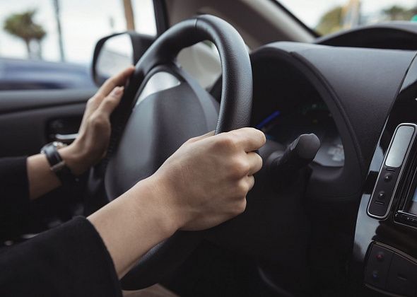 «Дважды отказалась от денег»: незнакомка на белой машине помогла успеть на электричку