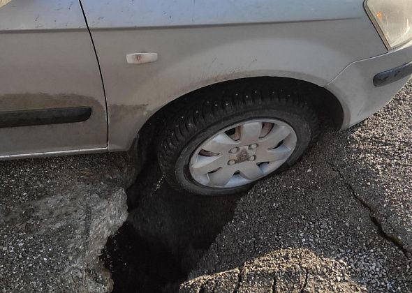 В Краснотурьинске автомобиль провалился в яму на перекрестке