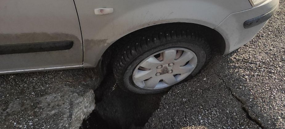 В Краснотурьинске автомобиль провалился в яму на перекрестке