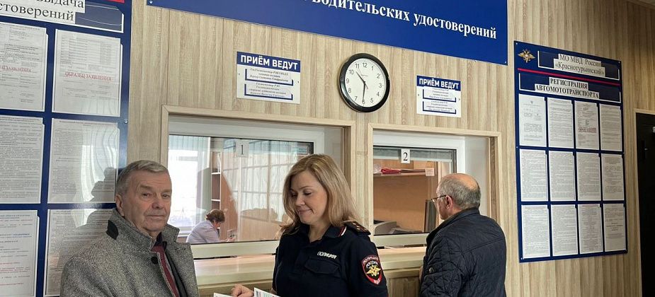 Посетителей отделения по вопросам миграции и РЭО предупреждают о мошенниках