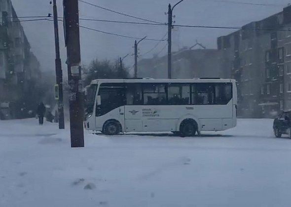 Из-за апрельского снега на дорогах Краснотурьинска застревают автобусы