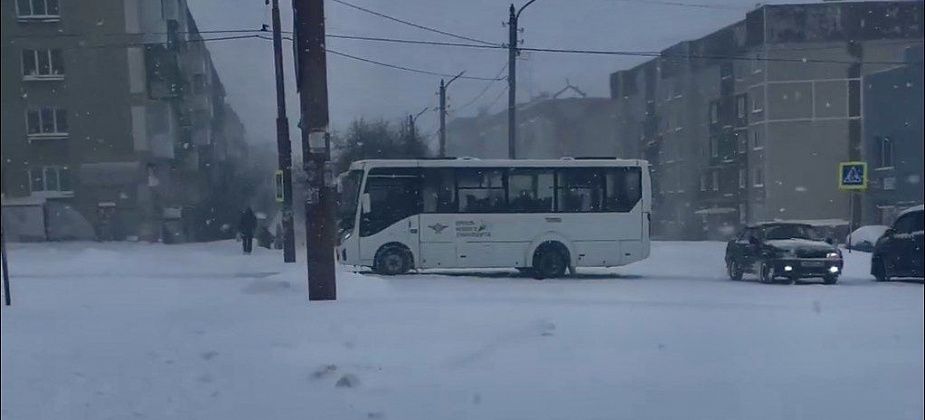 Из-за апрельского снега на дорогах Краснотурьинска застревают автобусы