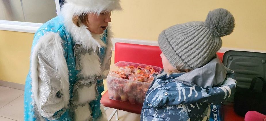 Яблоки, игрушки и наборы для творчества: в детской поликлинике прошла благотворительная акция