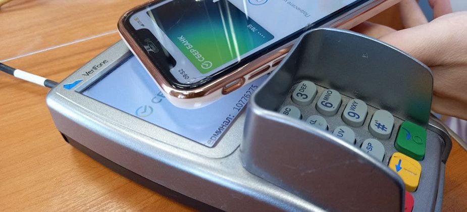 Сегодня горожане не смогли оплатить проезд в автобусе телефоном. Бесконтактная оплата больше недоступна 