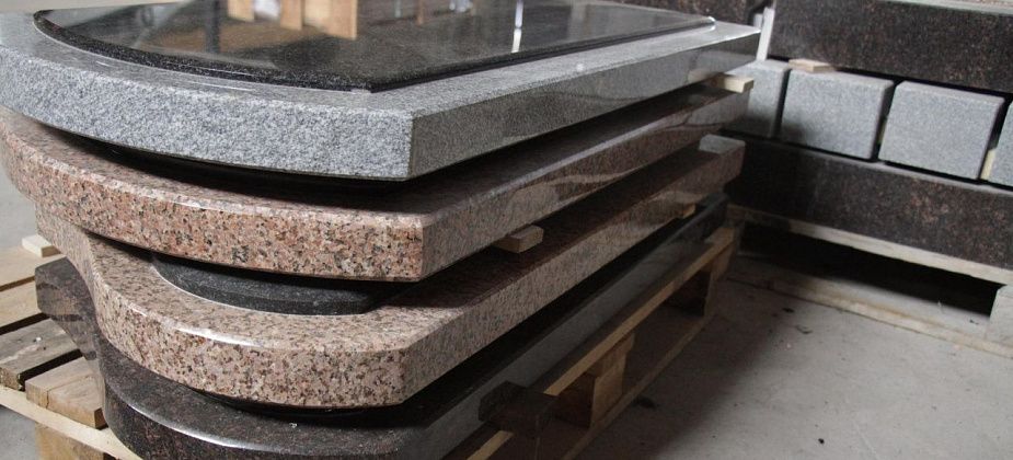 От розового до черного. Памятники из цветного гранита могут заказать клиенты “Обряда” 