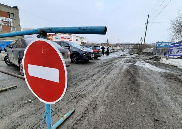 Провал дороги на Карпинского: участок оградили, но неясно – грозит ли обрушение