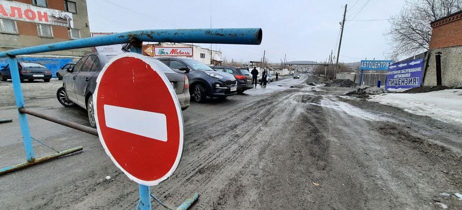 Провал дороги на Карпинского: участок оградили, но неясно – грозит ли обрушение