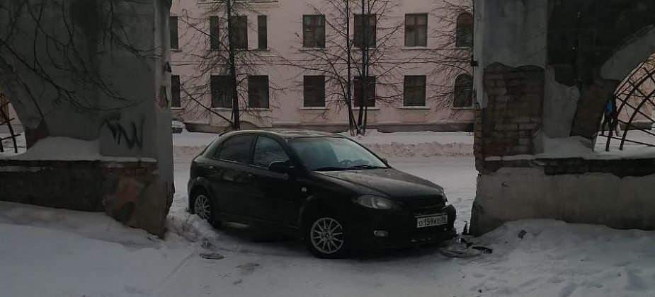 Иномарка врезалась в бетонное ограждение. Водитель убежал