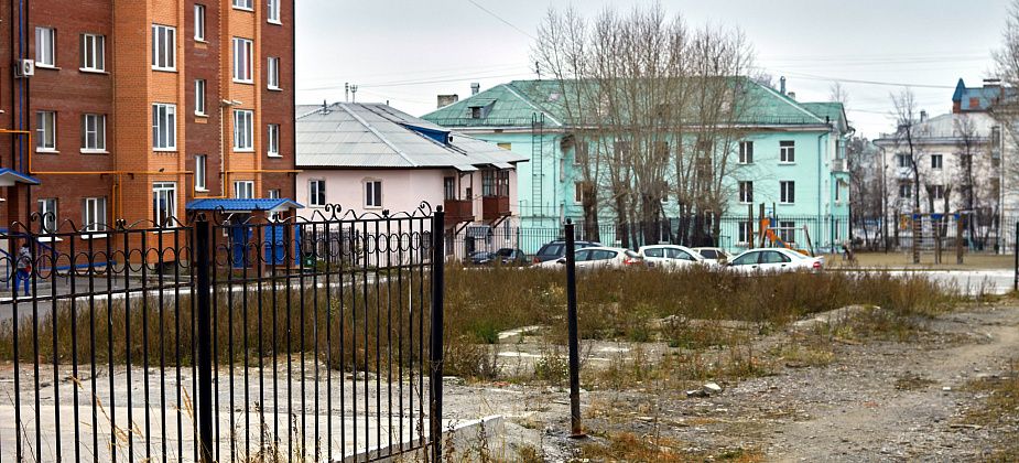 Лучше не стало. Вместо снесенного сарая вырос бурьян