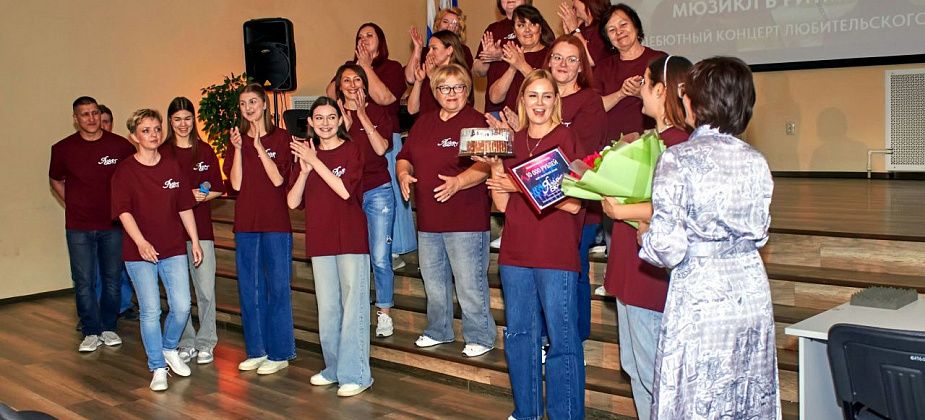 Хор любителей пения «АзART» выступил с первым отчетным концертом: «Стулья доставляли»