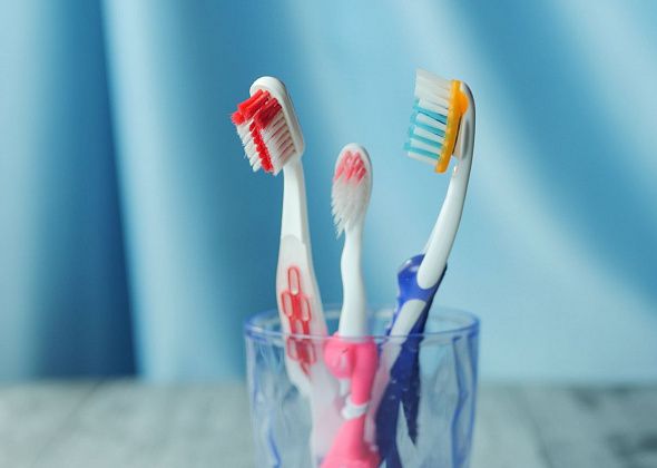 Щетки, пасты и зубная нить: как правильно чистить зубы и выбрать «орудие труда»? 
