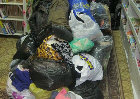На Рудничном для нуждающихся семей собрали 130 пакетов одежды