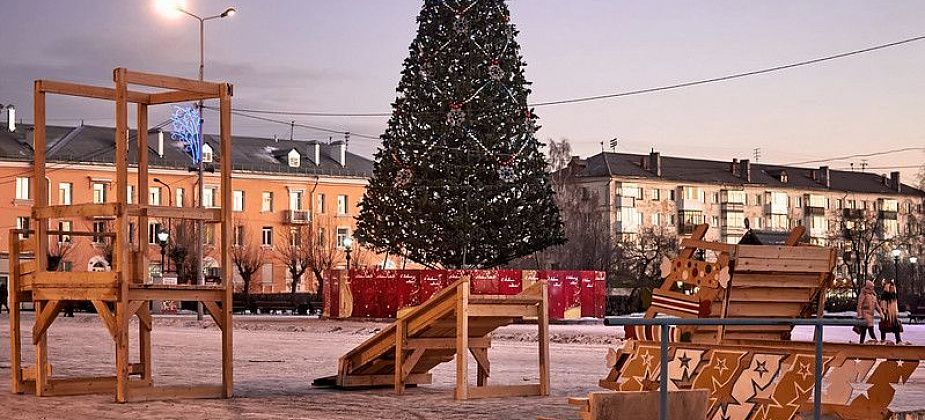 На городской площади начали монтаж больших горок