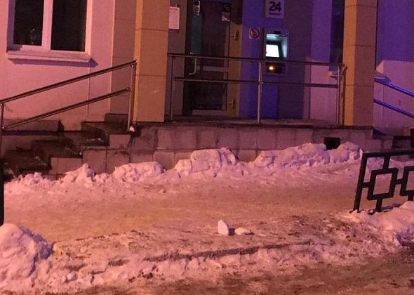 Ограждение возле банка восстановят летом. Его сломали при чистке дороги