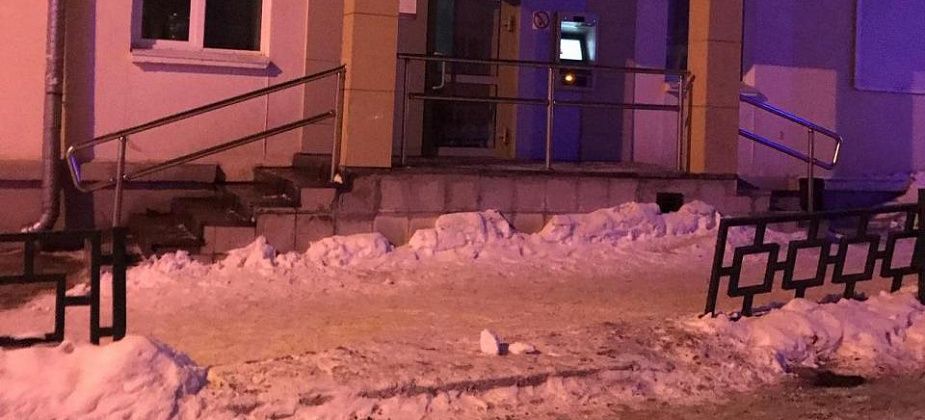 Ограждение возле банка восстановят летом. Его сломали при чистке дороги