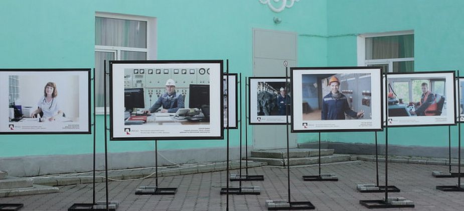 Уникальная фотовыставка ко Дню металлурга переехала на стадион. Завтра ее увидят все