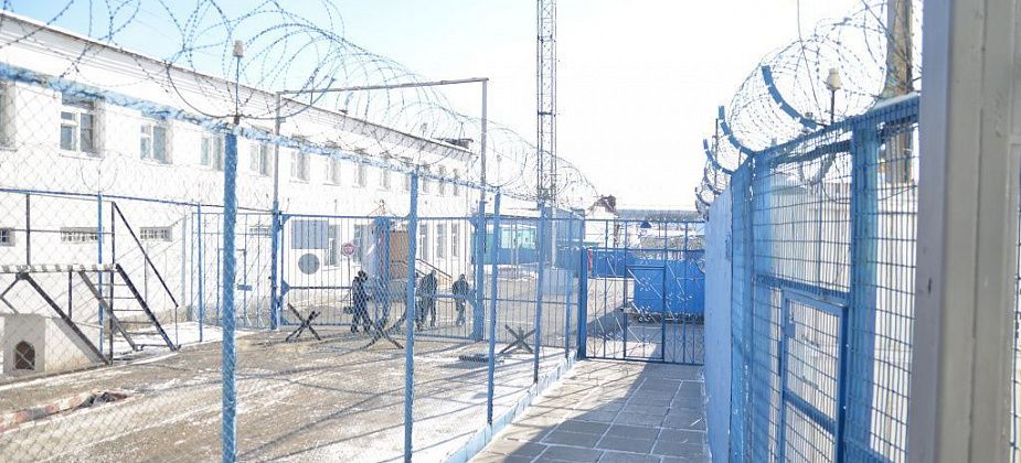 Осужденного за групповое изнасилование оставили в колонии