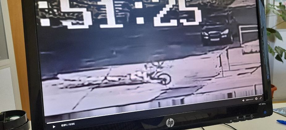 Травмировался велосипедист, "споткнувшийся" об ливневку на Чкалова