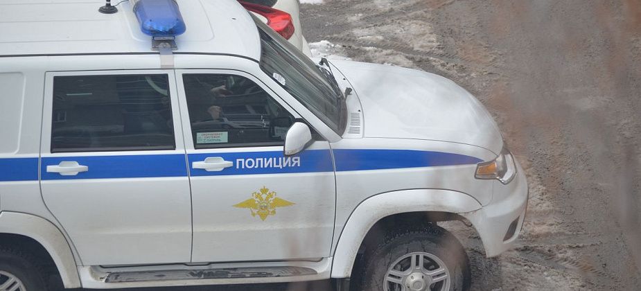 Житель Краснотурьинска заперся в машине от полиции. Вероятно, пытался спрятать наркотик