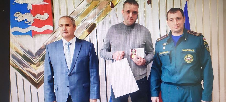 За спасение утопающего краснотурьинца наградили медалью МЧС