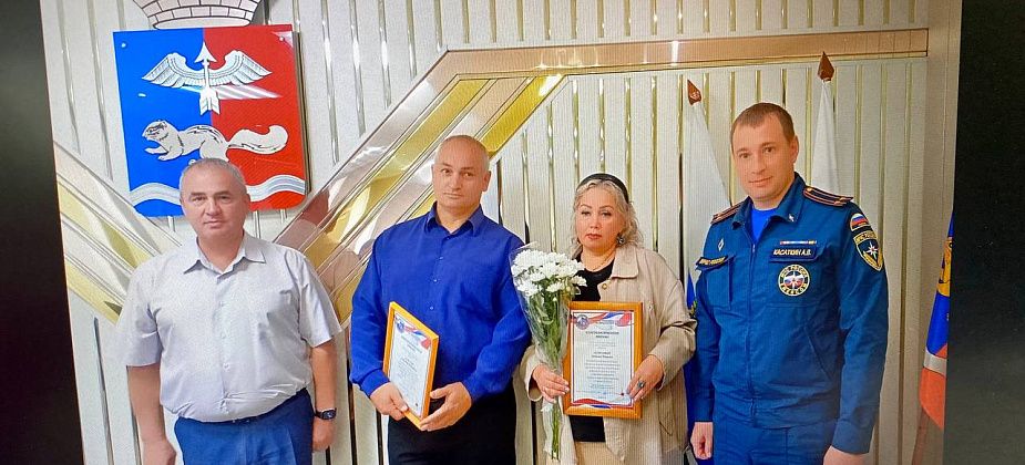 Краснотурьинцев, которые спасли тонувшего мальчика, наградили Благодарственными письмами