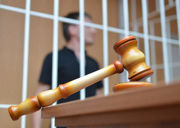 «Сломаю пальцы, а потом выброшу с балкона». Горожанин обвиняется в избиениях родителей