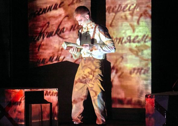 «451 градус по Фаренгейту» в Краснотурьинске. Сургутский театр показал общество, в котором думать запрещено