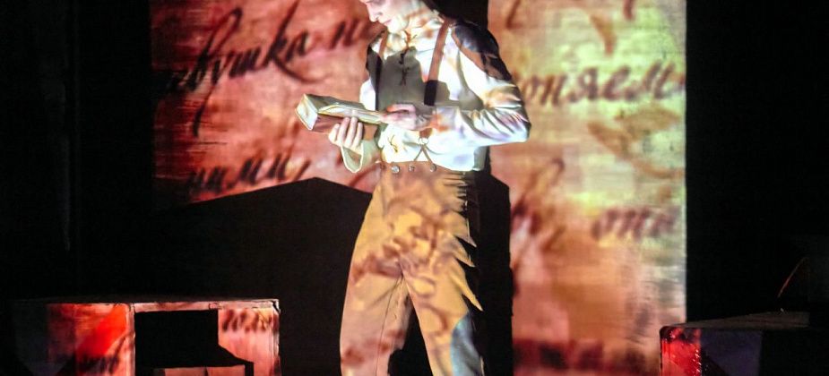 «451 градус по Фаренгейту» в Краснотурьинске. Сургутский театр показал общество, в котором думать запрещено