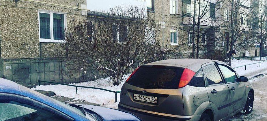 Во дворе на улице Рюмина наехали на автомобиль и скрылись