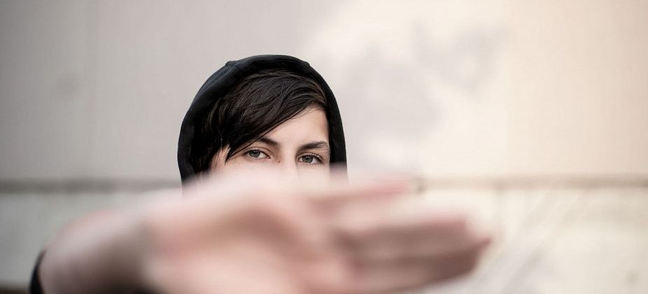 Девушку ночью ограбили...  подростки 