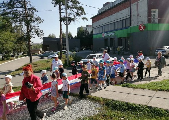 Детсадовцы Заречного шествовали с десятиметровым флагом РФ 