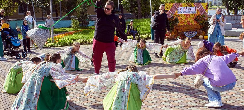 В Парке влюбленных можно было сыграть в народные игры и пройтись на ходулях