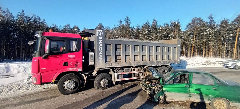 Возле Краснотурьинска ВАЗ врезался в грузовик