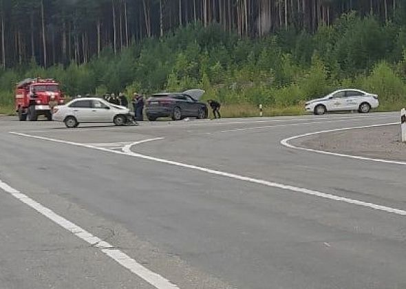 Под Карпинском столкнулись Jaguar и LADA Granta. В ДТП пострадал краснотурьинец