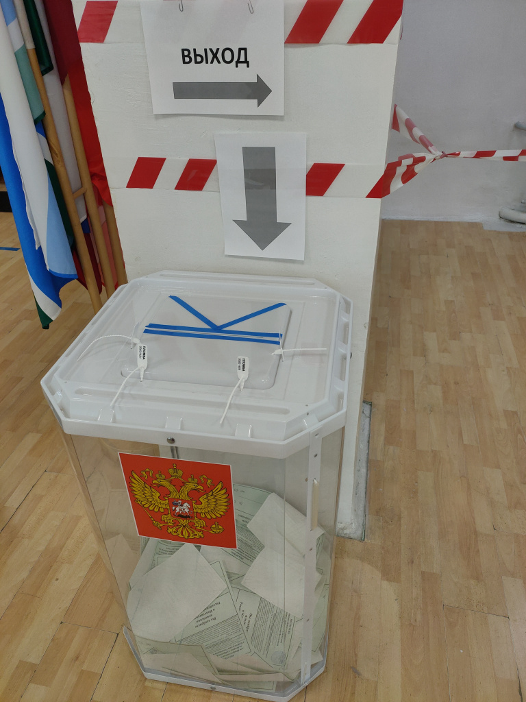 Урна для голосования - прозрачная. Так что можно увидеть, много ли было проголосовавших. Фото: Алеся Копылова, "Вечерний Краснотурьинск". 